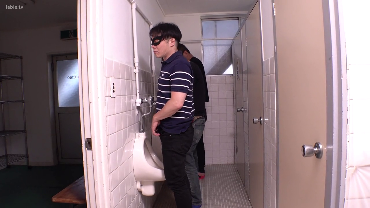 冷静 · 站姿 · 牛仔裤 · 小便池 · 监控视角 · 如厕 · 侧面全景 · 男厕所