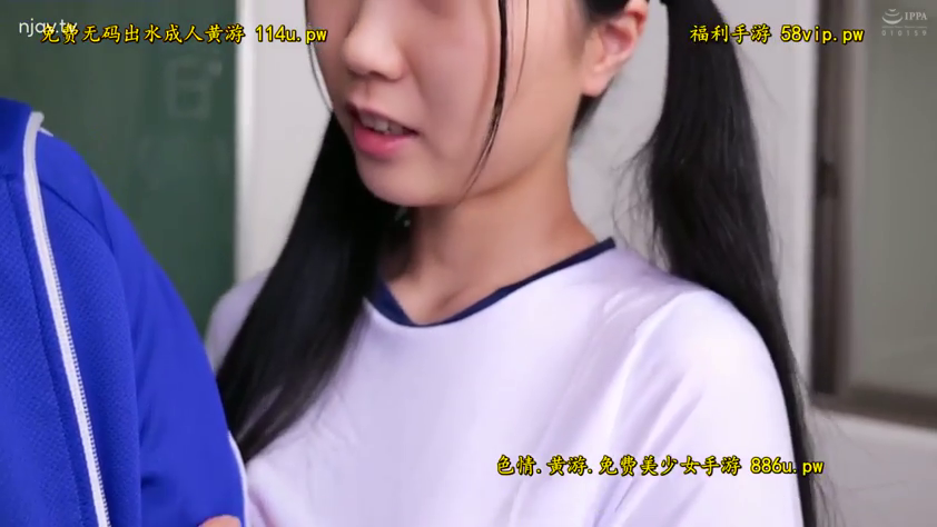 自然 · 面部特写 · 学生妹 · 近距离对视 · 学校室内 · 站立姿态 · 白色蓝领运动校服 · 背景黑板