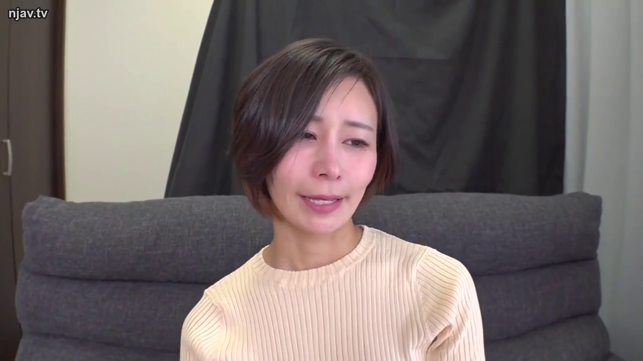 室內 · 坐姿 · 上半身 · 沙发 · 微笑 · 谈话 · 熟女 · 米色針織衫