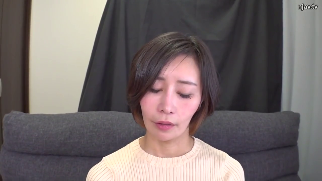 室內 · 坐姿 · 嚴肅 · 脸部 · 针织衫 · 独白 · 熟女