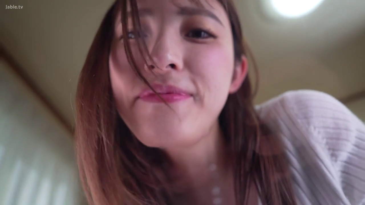 室内 · 微笑 · 面部特写 · POV视角 · 凝视 · 俯视 · 白色针织衫