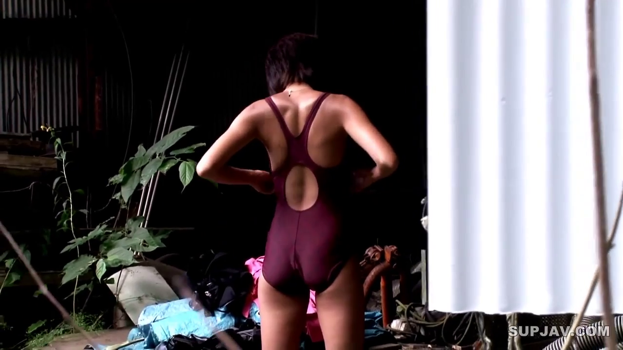 全景 · 户外 · 绿植 · 整理衣物 · 站立背影 · 红色连体泳衣