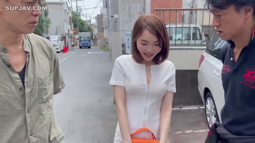 交谈 · 站立 · 中景 · 微笑 · 室外街道 · 三人 · 白色紧身连衣裙 · 橙色包