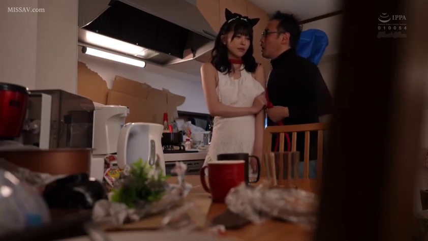 室内 · 交谈 · 站姿 · 平静 · 厨房 · 电水壶 · 猫耳发箍