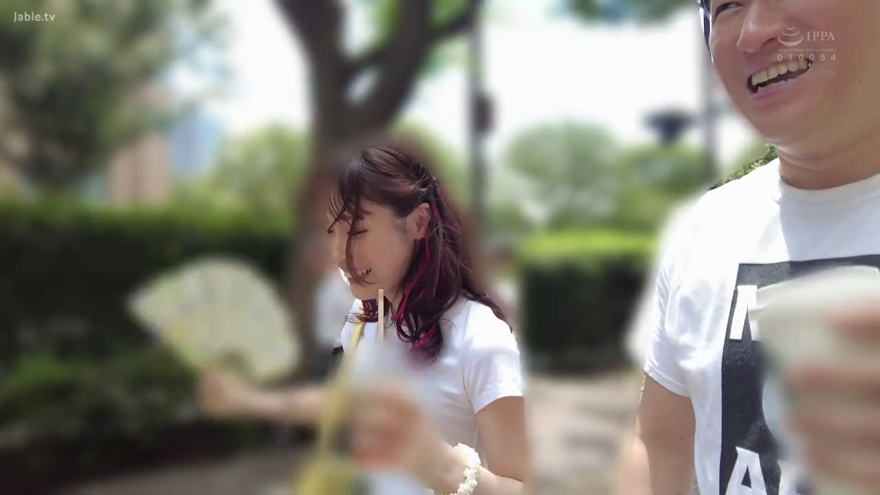 站立 · 中景 · 微笑 · 户外 · 白色T恤 · 街头采访 · 闲逛 · 扇子