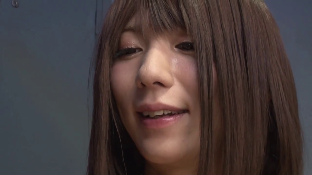 Indoor · Close-up of the face · Smile · Everyday clothes · High-definition · Outgoing · Front face