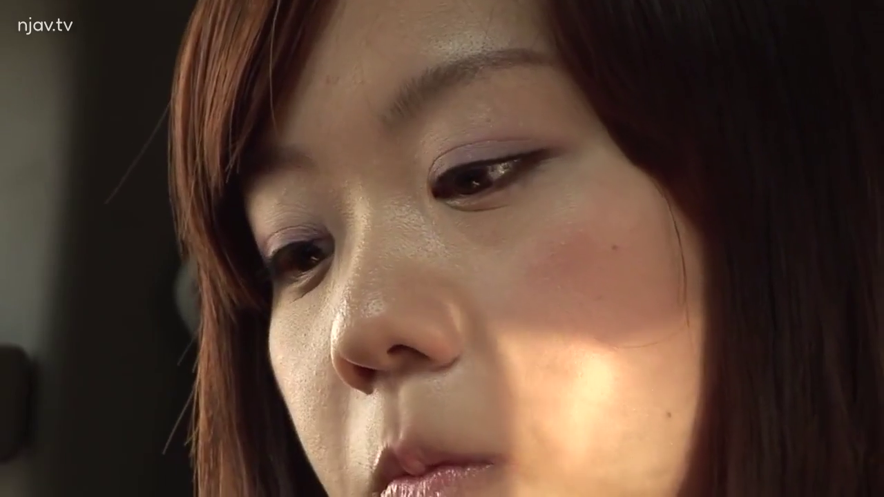 室内 · 忧郁 · 低头 · 脸部特写 · 俯视 · 日常服饰 · 侧脸特写