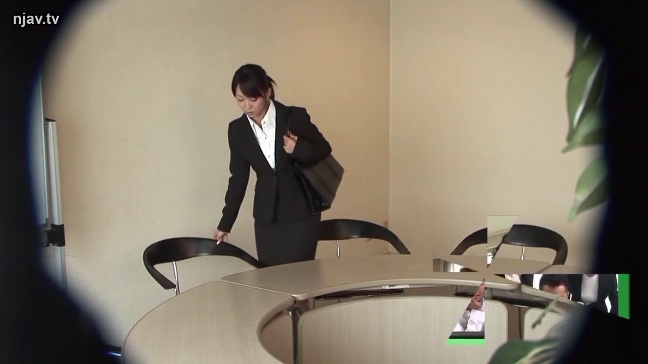 专注 · 办公室 · 站立 · 办公桌 · 职业装 · 整理 · 偷窥