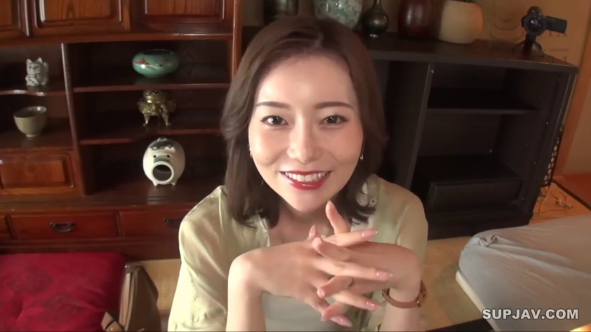 坐姿 · 面部 · 微笑 · 客廳 · 休閒裝 · 交流 · 博古架