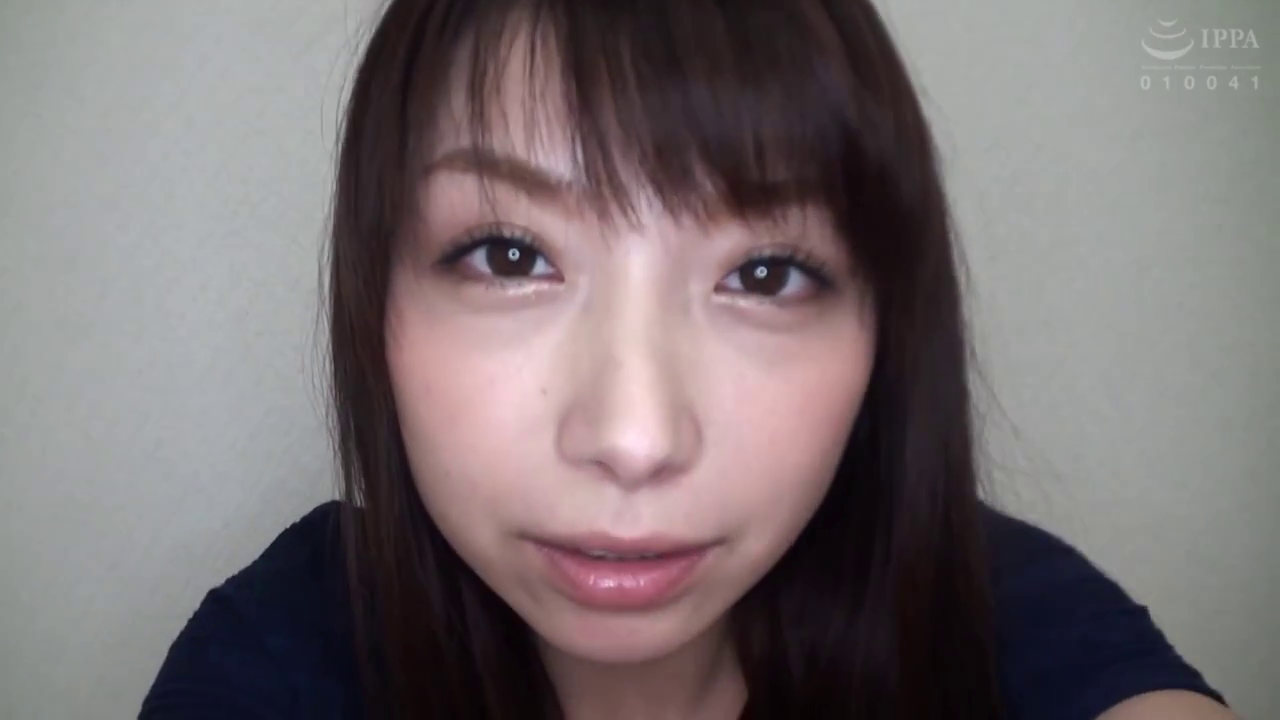 室内 · 座り姿勢 · 顔部のクローズアップ · 平静 · 注視 · 黑色上衣 · 人像