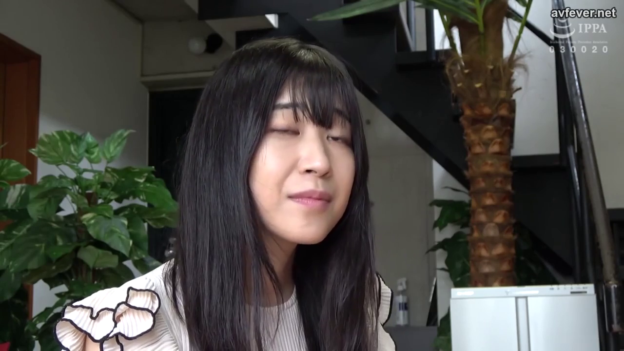 面部特写 · 谈话 · 室内客厅 · 室内盆栽 · 正面坐姿 · 白色花边上衣 · 微眯眼微笑 · 长黑发