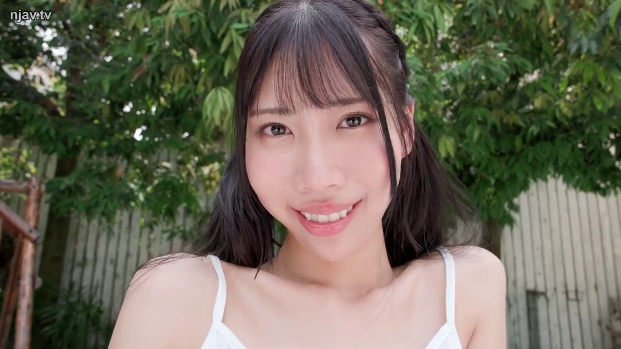 面部 · 微笑 · 户外 · 双马尾 · 白色吊带 · 开心 · 正对面镜头