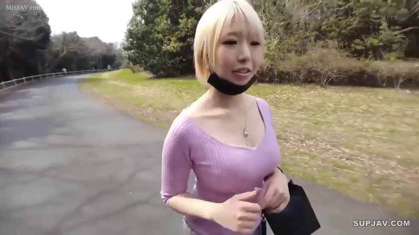 Smile · 黑色口罩 · 看向镜头 · 户外公园 · 紫色紧身长袖 · 行走站姿 · 街拍风