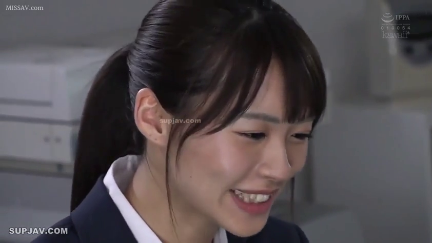 交谈 · 面部 · 办公室 · 微笑 · 西装 · 侧坐 · 马尾 · 办公设备