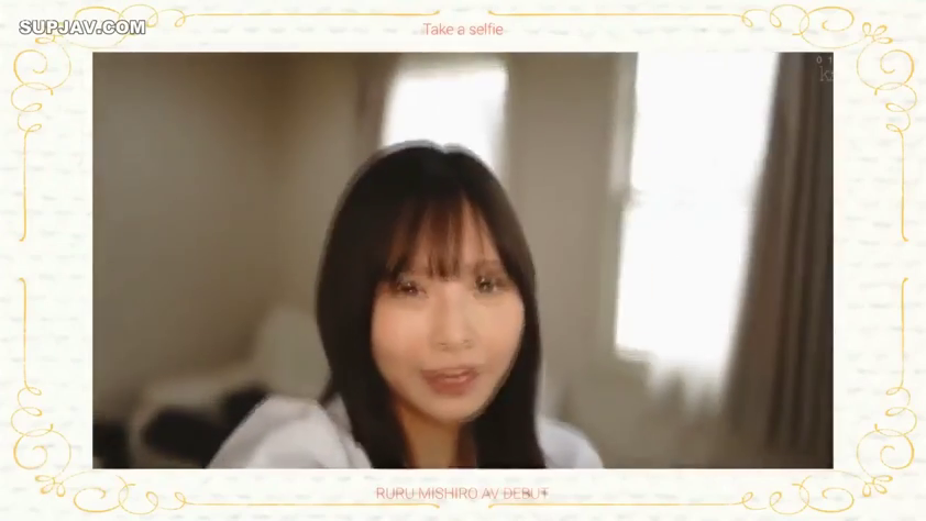 面部 · Bedroom · 自然 · White top · Eye contact · Curtain · 正面 · 模糊感