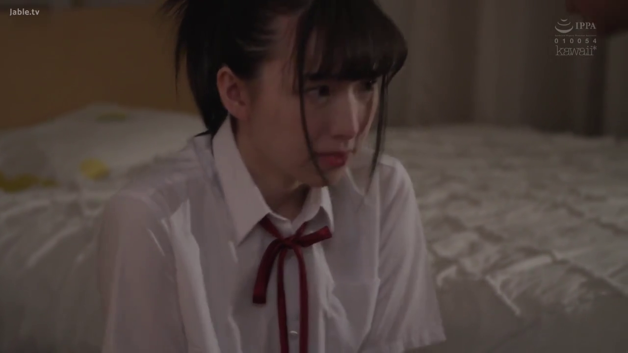 座り姿勢 · 憂鬱 · 寝室 · ベッド · 顔のクローズアップ · JK制服 · 制服诱惑 · 低头垂泪