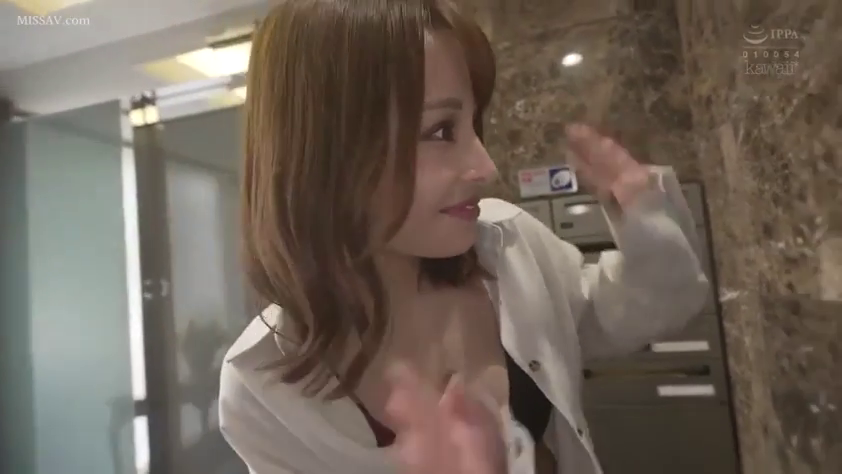 站立 · 微笑 · 誘惑 · 上半身 · 公寓走廊 · 信箱 · 招手 · 白衬衫露黑内衣