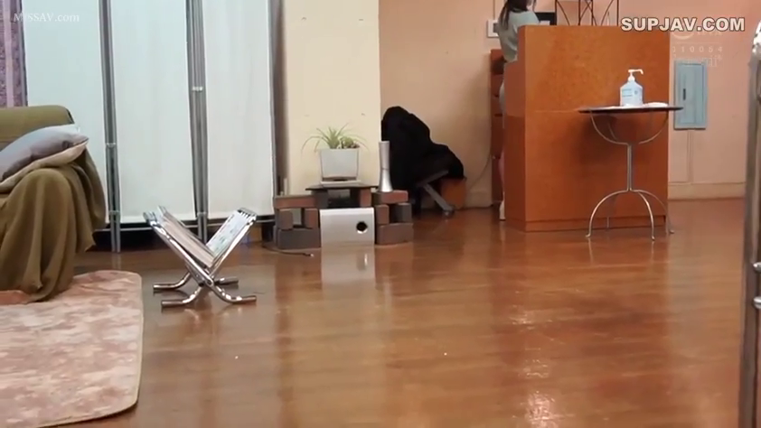 室内 · 站立 · 常服 · シーン · 走动 · 杂志架