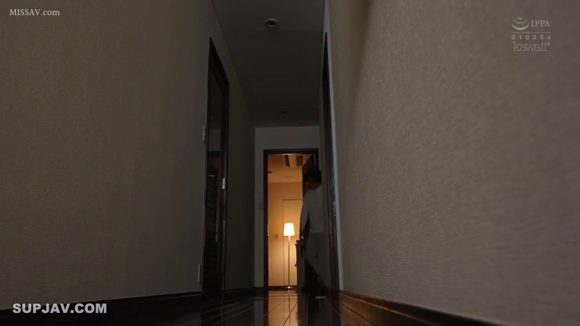 遠景 · 走廊 · 休闲服 · 进入房间 · 站立行走 · 转场镜头 · 地灯