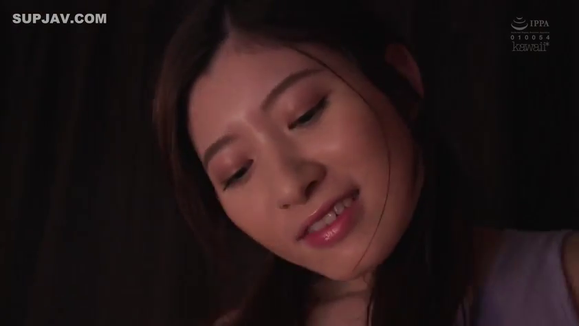 室内 · 頭を下げる · 顔部のクローズアップ · 恥ずかしがり屋 · 微笑 · アジア人女性 · 紫色上衣