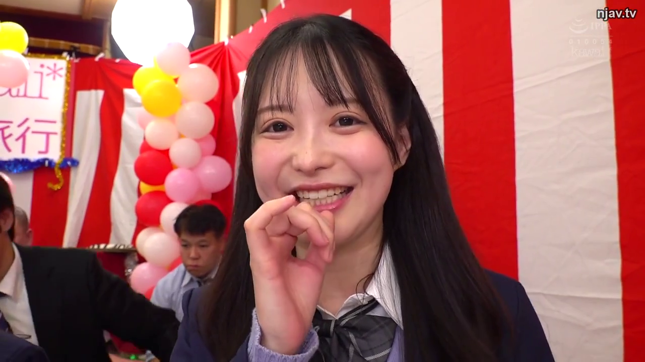 面部 · 对视微笑 · 站立 · 学生制服 · 清纯 · 气球 · 开心 · 室内活动现场