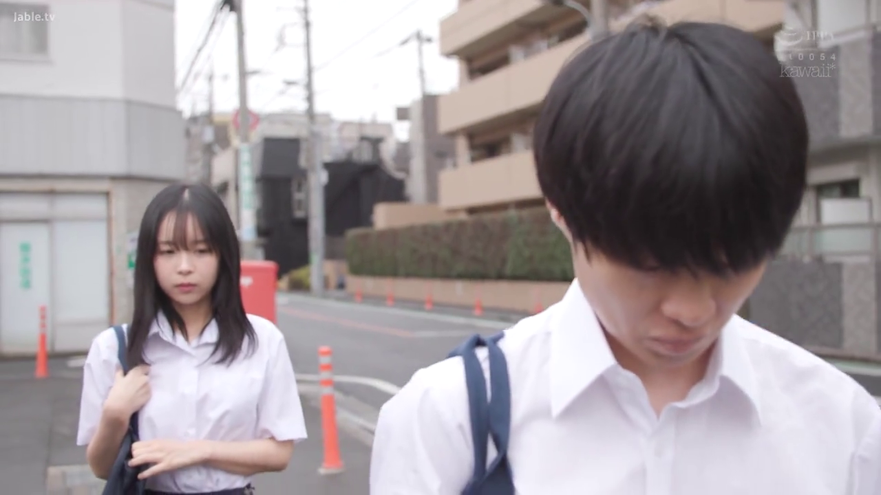 忧郁 · 中景 · 单肩包 · 走动 · 户外街头 · 校服衬衫 · 清纯制服 · 放学途中