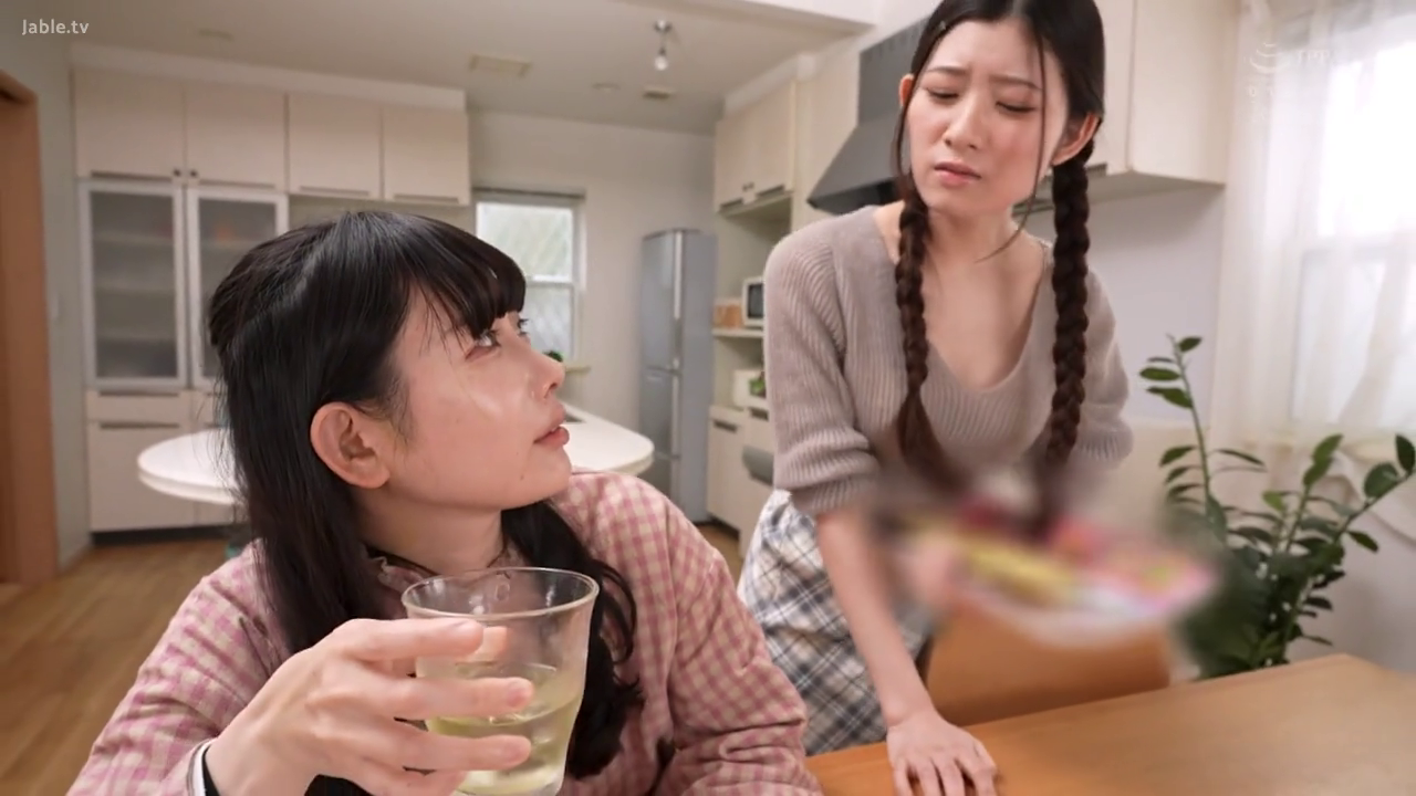 站姿 · 侍奉 · 忧虑 · 餐厅 · 近景 · 粉色格子衫 · 日本AV · 餐盘