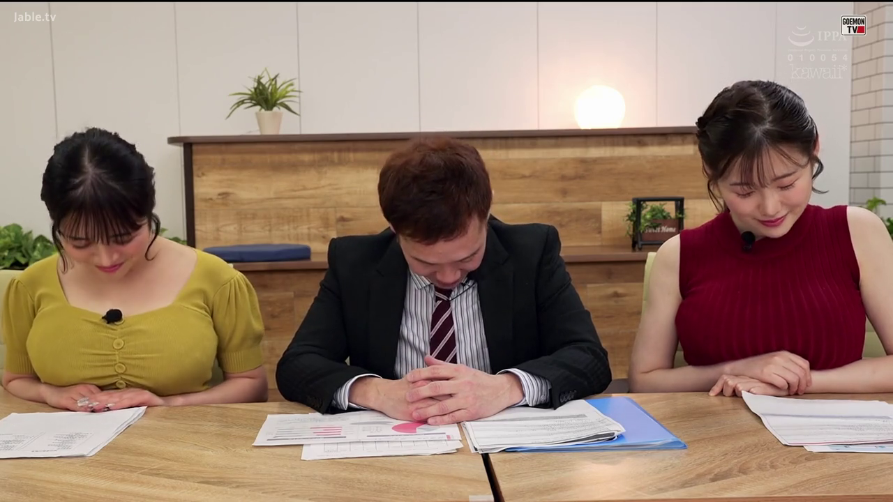 严肃 · 办公桌 · 中景 · 办公室内 · 三人 · 职业休闲装 · 低头坐姿 · 审阅文件