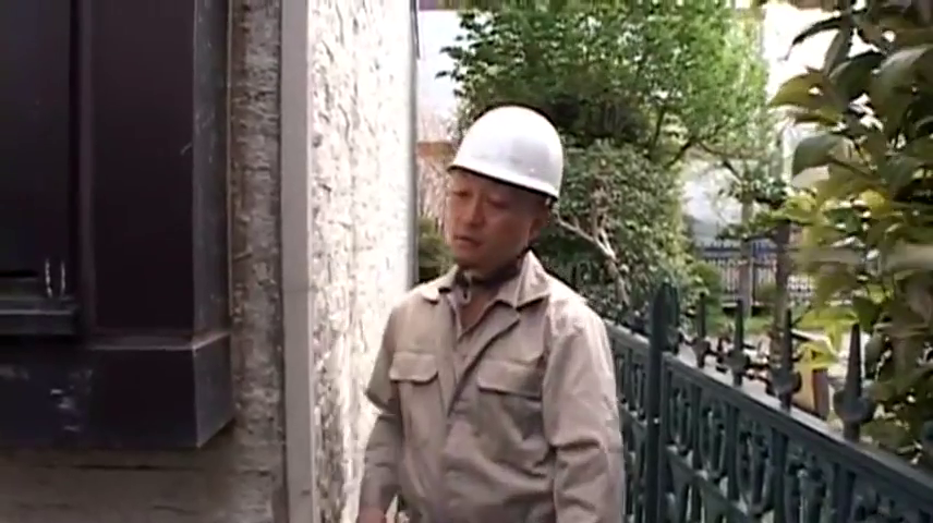 严肃 · 站立 · 半身 · 行走 · 户外 · 男性 · 安全帽 · 工装