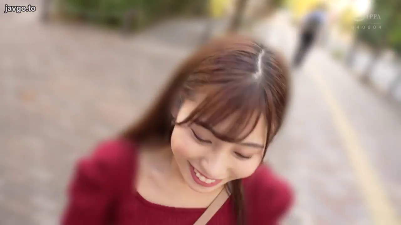 Smile · 行走 · Outdoor · 头部特写 · Overlook · 包带 · 模糊背景 · Red Clothes