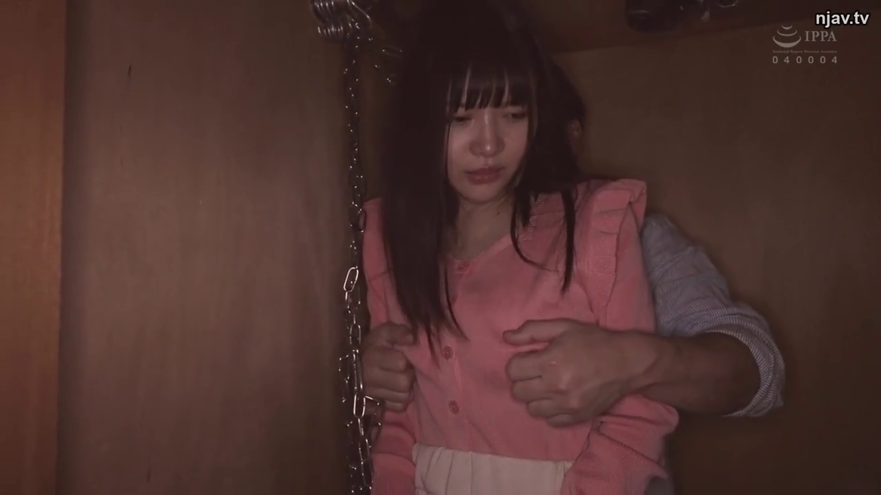 室内 · 委屈 · 站立 · 否 · 粉色上衣 · 揉胸 · 铁链 · 性骚扰