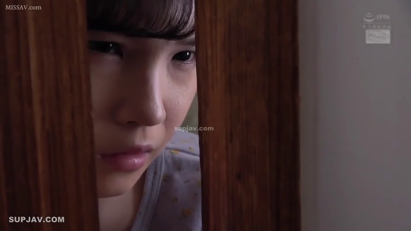 Indoor · Serious · Stand · 面部特写 · Loungewear · 暗光 · 偷窥 · 木格栅