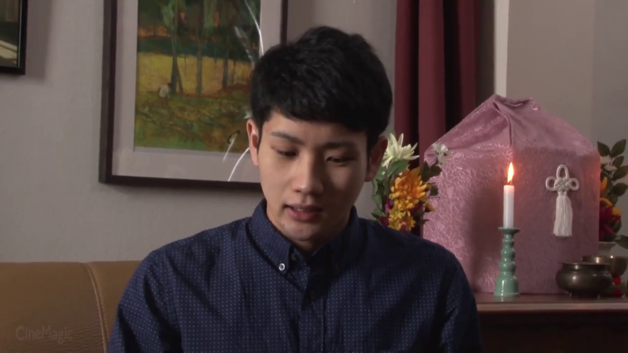 室内 · 坐姿 · 居家 · 衬衫 · 近景 · 凝重 · 思考 · 蜡烛