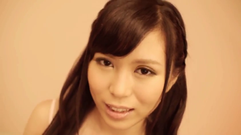 室内 · 微笑 · 面部特写 · 注视镜头 · 长发 · 正面 · 浅色吊带