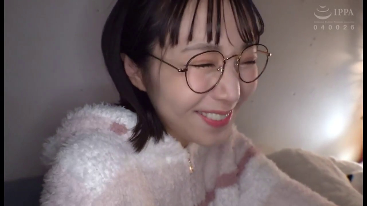 室内 · 脸部 · 眼镜 · 微笑 · 居家 · 开心 · 前倾 · 绒毛睡衣