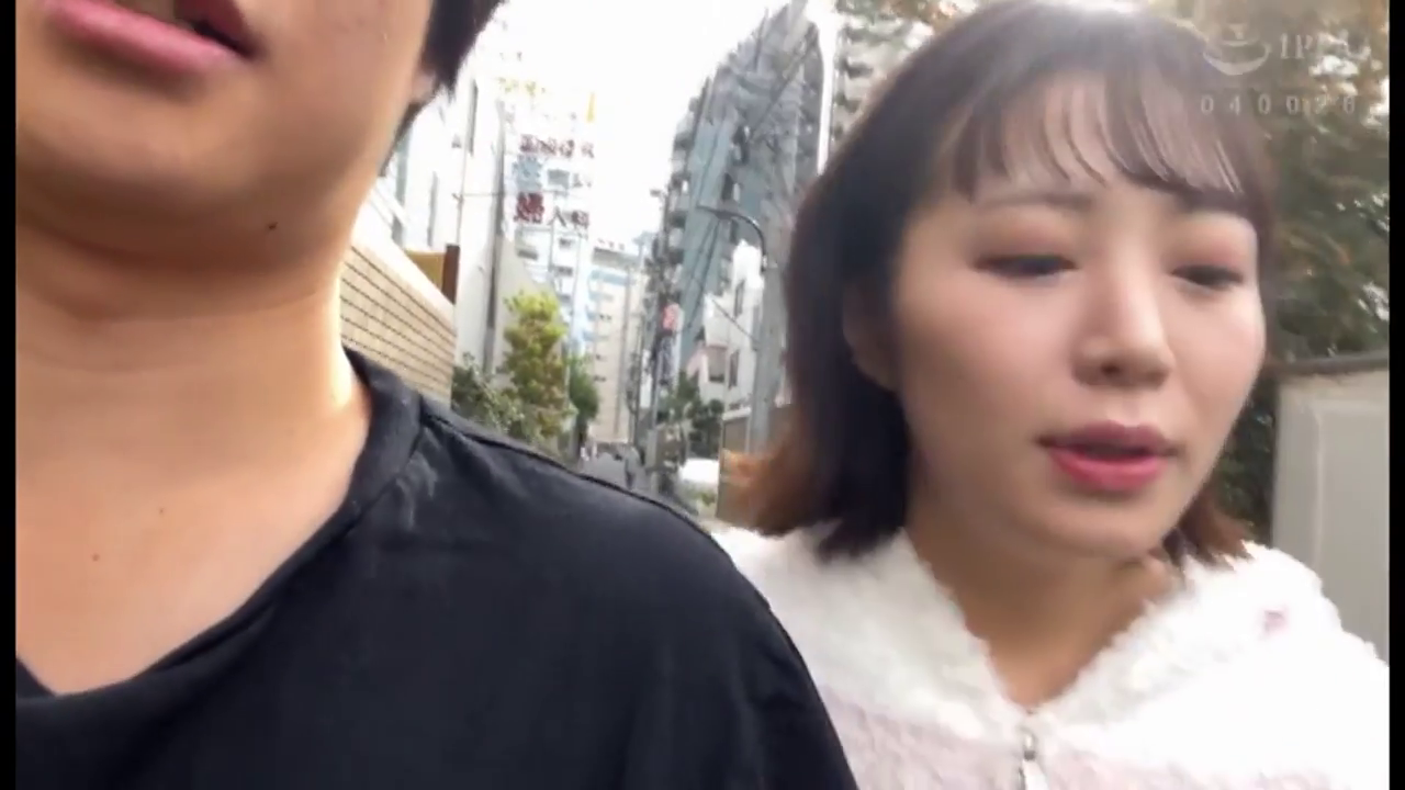 脸部特写 · 自然 · 户外 · 散步 · 日常休闲服 · 城市街道 · 并肩行走