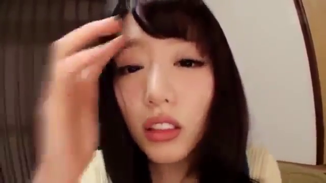 室内 · 脸部特写 · 理发 · 模糊 · 正面 · 迷茫 · 黄色背心