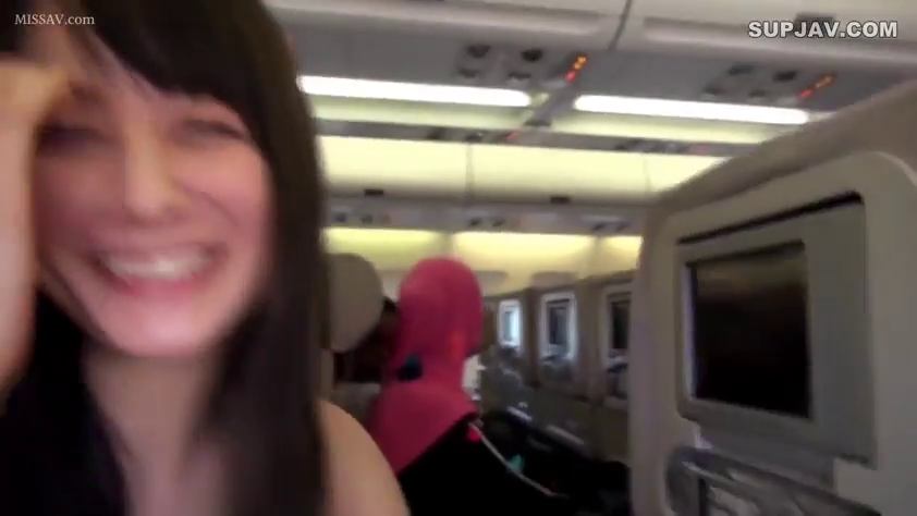 坐姿 · 面部 · 便服 · 开心 · 大笑 · 自拍感 · 飞机机舱 · 机载显示屏