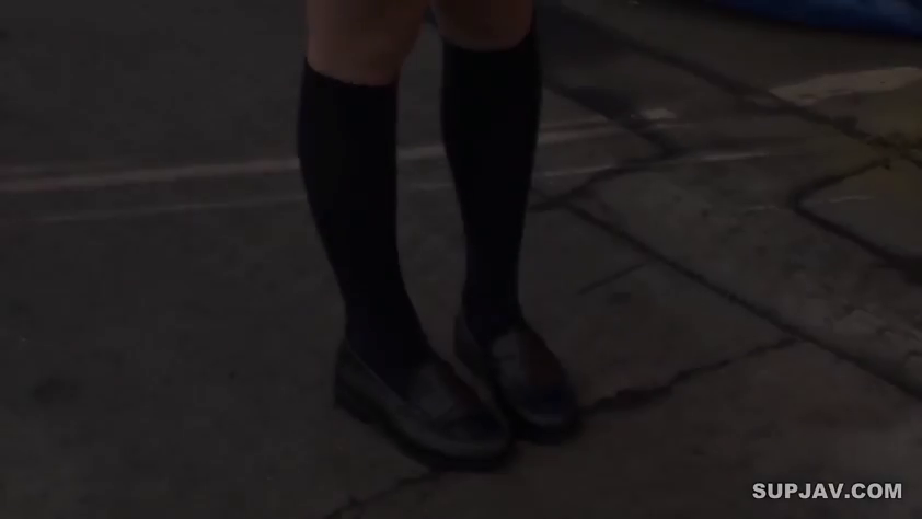 站立 · 户外 · 靜止 · 腿部特写 · 学院风 · 黑色丝袜与皮鞋