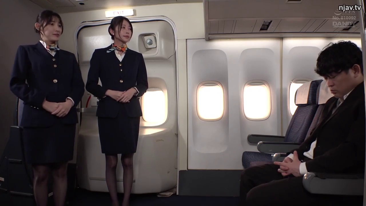 站姿 · 制服 · 空姐制服 · 机舱 · 职业化 · 站立待命 · 客机座椅