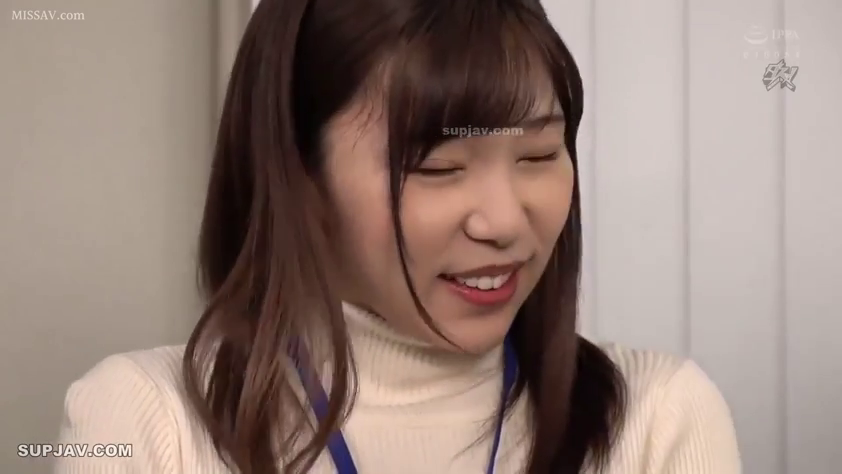 室内 · 脸部特写 · 站立 · 微笑 · 害羞 · 工牌挂绳 · 白色高领毛衣