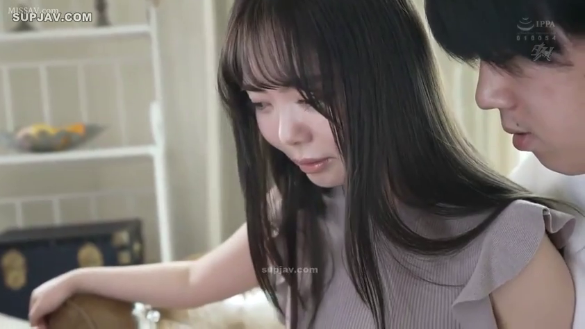 面部 · 办公室 · 站立 · 难过 · 置物架 · 被抱 · 两人 · 无袖衫