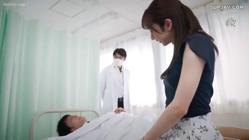 口罩 · 职业装 · 角色扮演 · 卧姿 · 中景 · 自然 · 医院病房 · 医生制服