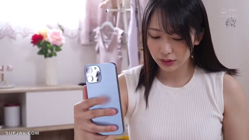 室内 · 专注 · 白色背心 · 手机 · 近景 · 自然光 · 看屏幕 · 持手机坐姿