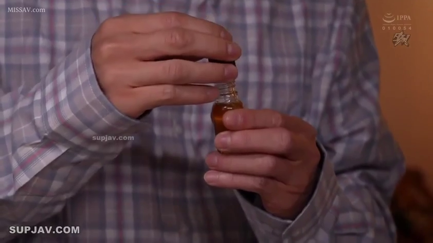 格子衬衫 · 室内 · 站立 · 药瓶 · 手部特写 · 开启药瓶盖 · 催情药物