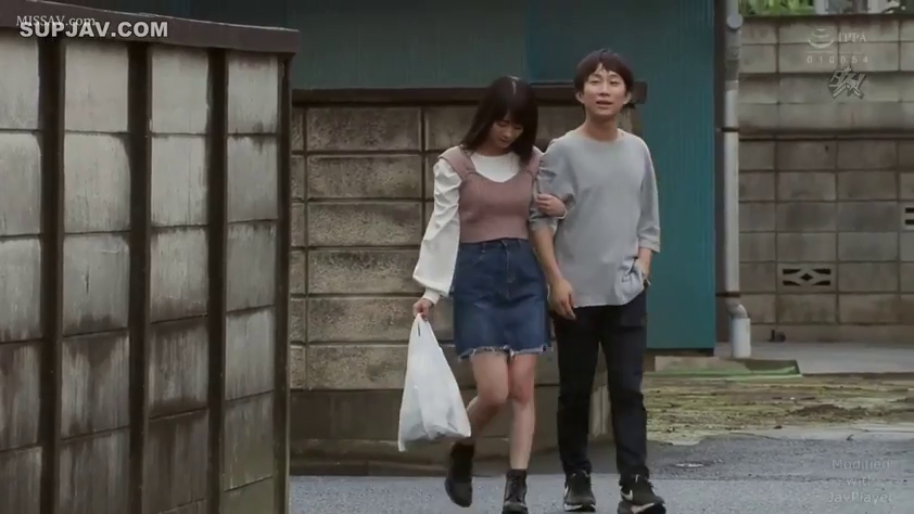 全身 · 自然 · 拼接色上衣 · 户外小巷 · 昼間 · 挽手行走 · 散步约会 · 白色塑料袋