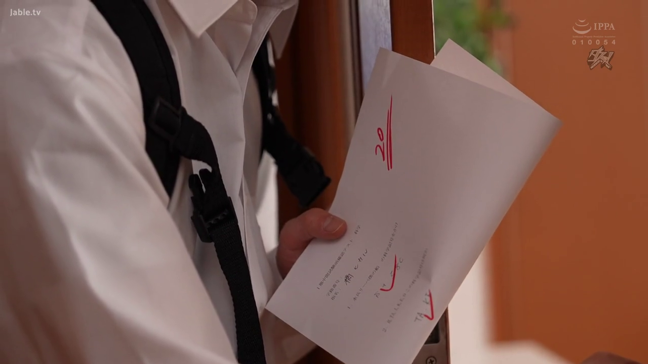 室内 · 站立 · 手部 · 背包 · 试卷 · 学生白衬衫 · 展示成绩