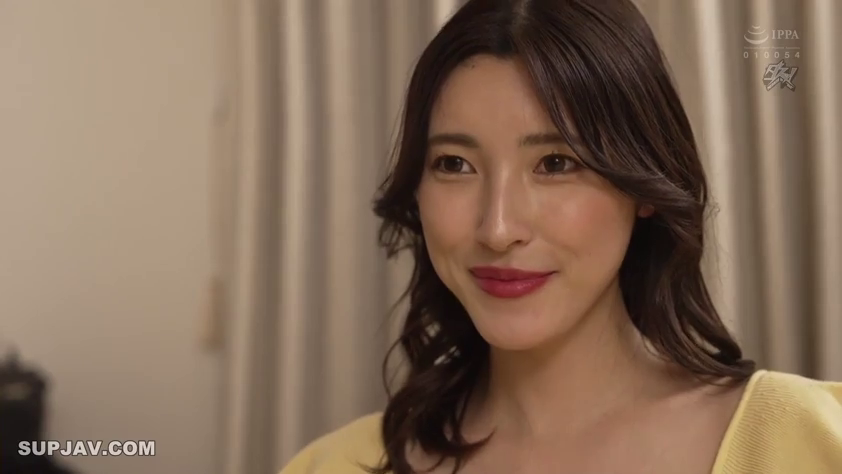 室内 · 坐姿 · 面部 · 微笑 · 注视 · 肖像 · 黄色V领衫