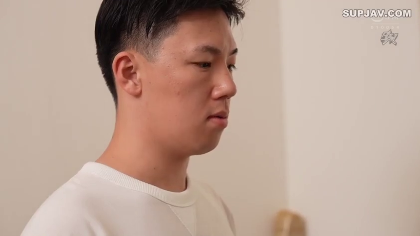 室內 · 脸部 · 站立 · 平靜 · 注視 · 白色卫衣 · 男性侧脸