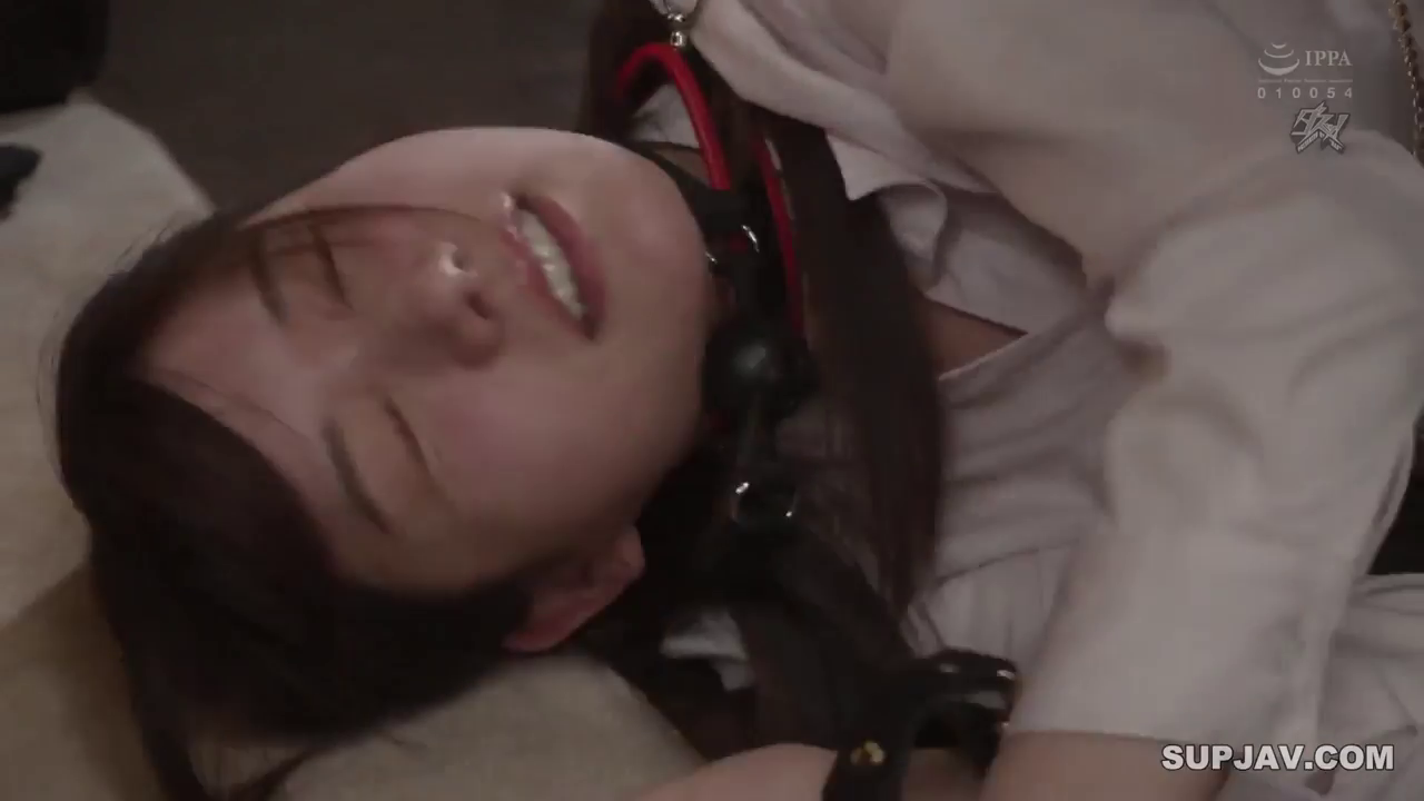 室内 · 脸部特写 · 迷离 · BDSM · 制服 · 躺姿 · 口嚼子 · 拘束